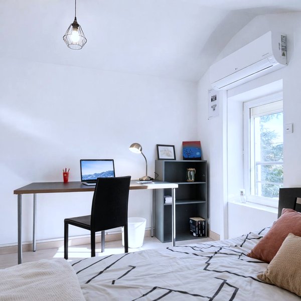Chambre avec bureau