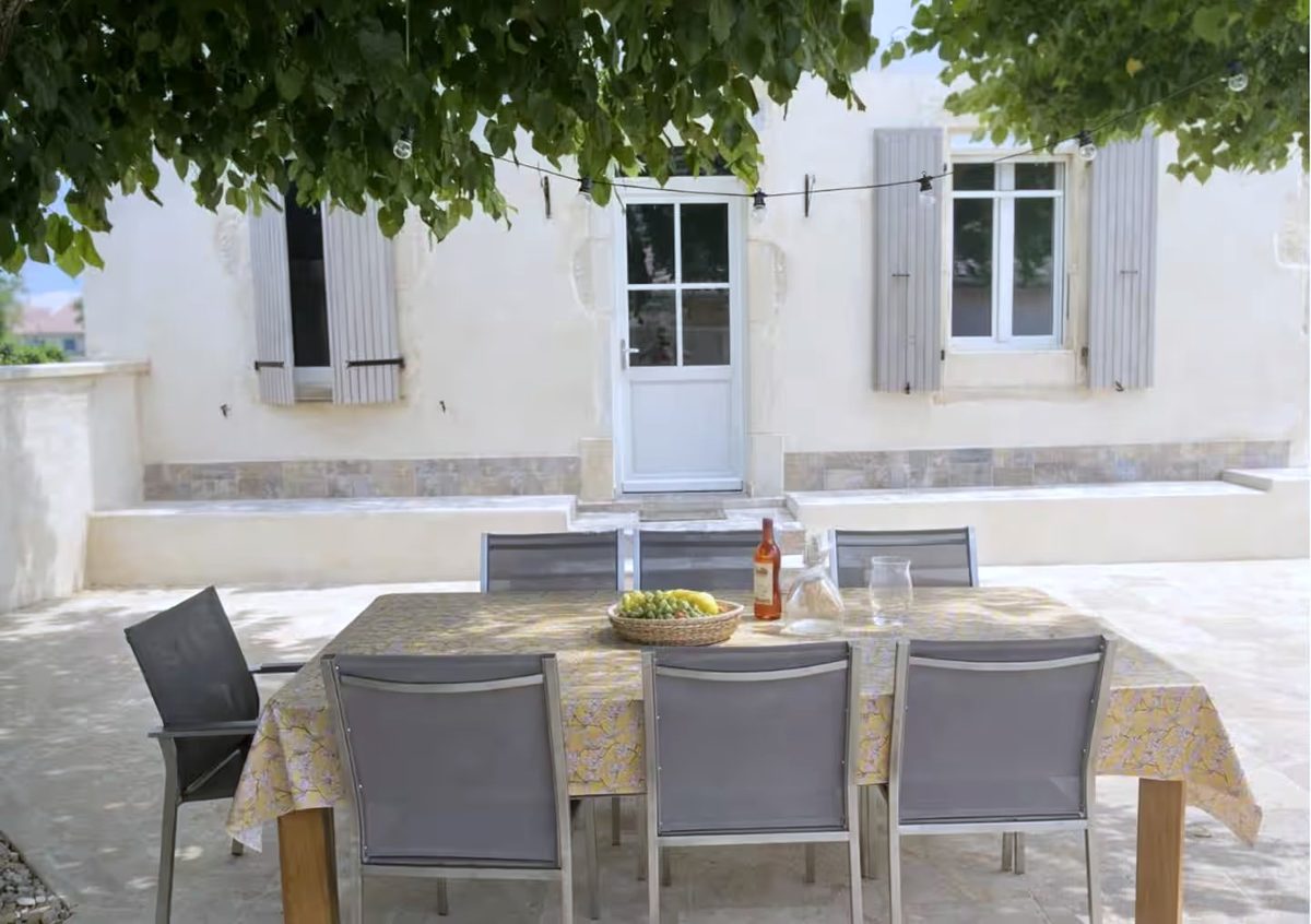 Table extérieure sous les tilleuls